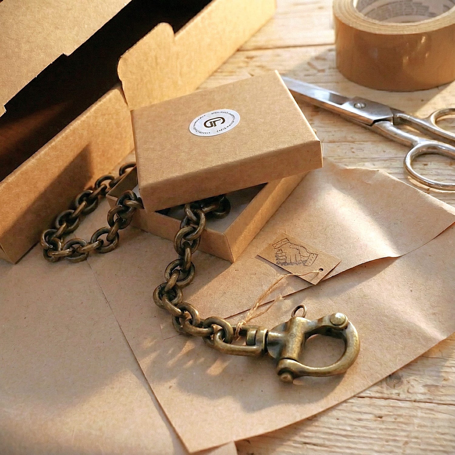 Wallet Chain in nachhaltiger Verpackung mit Geschenkbox und Etui für den Versand